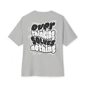 Maglietta oversize con la scritta "Pensare troppo non risolve nulla". immagine 8