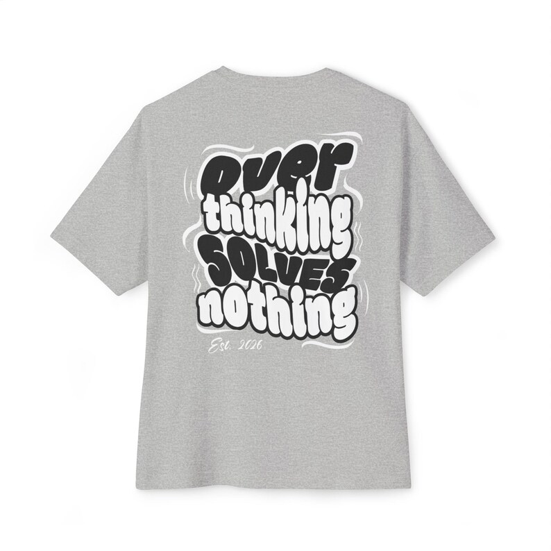 Maglietta oversize con la scritta "Pensare troppo non risolve nulla". immagine 8