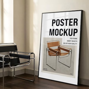 Puede incluir: Una maqueta de póster enmarcada en negro apoyada contra una pared. El póster muestra el texto "POSTER MOCKUP". El póster también muestra una silla de cuero marrón con un marco cromado. Una silla negra está en primer plano.