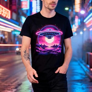 レトロシンセウェーブUFO Tシャツ | 80年代ネオンエイリアン宇宙船グラフィックTシャツ