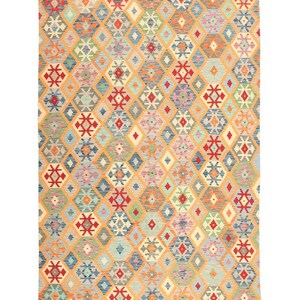 Op de afbeelding: Een rechthoekig vloerkleed met een geometrisch patroon. Het vloerkleed heeft een herhalend ontwerp van kleurrijke ruit- en zeshoekige vormen in tinten oranje, blauw, groen en rood. Het vloerkleed heeft een gefranjerde rand.