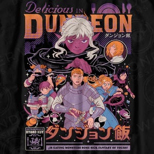 Puede incluir: Una camiseta negra con un estampado gráfico de Delicious in Dungeon. El diseño incluye varios personajes de estilo anime, texto en japonés y el título en inglés Delicious in Dungeon con el subtítulo Is Eating Monsters Some Sick Fantasy of Yours?