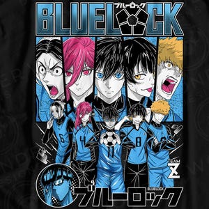 Op de afbeelding: Zwart T-shirt met een afbeelding van anime-personages en de tekst "BLUELOCK" in blauw en wit. Het ontwerp bevat Japanse tekst en een voetbal. Het shirt heeft ook de tekst "ALLEEN DIGITALE DOWNLOAD".