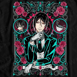 Puede incluir: Camiseta negra con una ilustración de estilo anime que representa a un personaje con traje, rodeado de rosas y elementos decorativos. El texto "HELL OF A BUTLER" es visible. La camiseta también tiene el texto "DIGITAL DOWNLOAD ONLY".