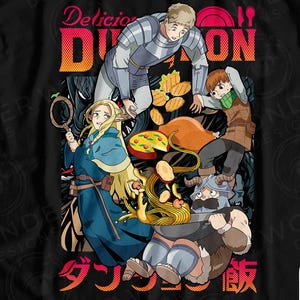 Puede incluir: Una camiseta negra con una ilustración gráfica de personajes de Delicious Dungeon, incluyendo una elfa rubia, un caballero y un enano, rodeados de varios alimentos. El texto Delicious Dungeon está impreso en rojo y blanco sobre los personajes.
