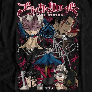 Puede incluir: Camiseta negra con un diseño gráfico que presenta personajes de anime y texto japonés. El diseño incluye personajes en varias poses con acentos rojos y rosas. La camiseta tiene el texto "Black Clover" en rosa.