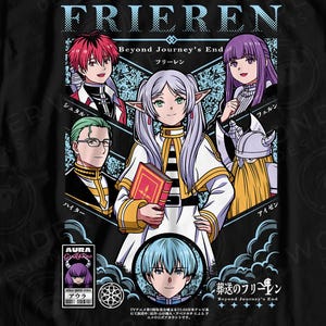 Puede incluir: Camiseta negra con un diseño gráfico de la serie de anime Frieren: Beyond Journey's End. El diseño incluye ilustraciones de personajes, el título y texto japonés. La camiseta también tiene el texto "DIGITAL DOWNLOAD ONLY".