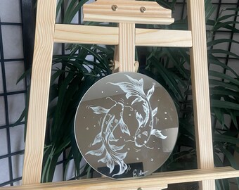 ハーモニー鯉 – 手彫り装飾ミラー | 禅風魚のウォールアート | ミニマルな日本風ミラー (完売)