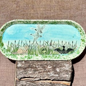 Plato decorativo con patas de animales salvajes - Hecho a mano, apto para alimentos, con motivos de castores, patos, libélulas y juncos. Cerámica pintada a mano.
