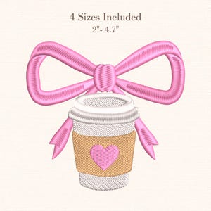 Puede incluir: Diseño bordado en rosa de una taza de café con un corazón y un lazo. El diseño incluye el texto "4 tamaños incluidos 2"- 4.7". La taza de café tiene una funda marrón y un corazón rosa. El lazo es rosa.