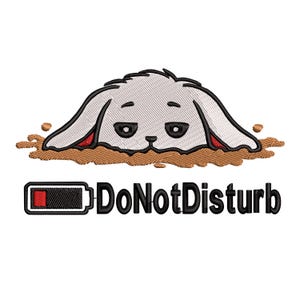 Puede incluir: Diseño bordado con un conejito gris claro asomando de tierra marrón, con el texto "Do Not Disturb" y un icono de batería baja. El conejito tiene ojos negros y orejas internas rojas.