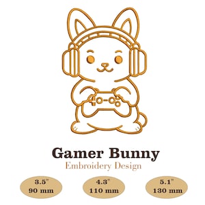 Könnte beinhalten: Gesticktes Design eines Cartoon-Hasen mit Kopfhörern und Gamecontroller. Unter dem Bild steht der Text "Gamer Bunny Embroidery Design". Die Designmaße sind 90 mm, 110 mm und 130 mm.