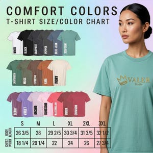 Pu&ograve; includere: Una donna indossa una maglietta verde acqua con un logo a corona dorata. L'immagine mostra una tabella delle taglie e dei colori delle magliette con vari colori come bianco, nero e bacca. La tabella include misure del torace e della larghezza del corpo in cm.