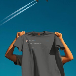 Pu&ograve; includere: Una maglietta grigia con la scritta "I wish I had a friend like me" e un post in stile Twitter attribuito a Kanye West. Un aereo vola in un cielo azzurro brillante.