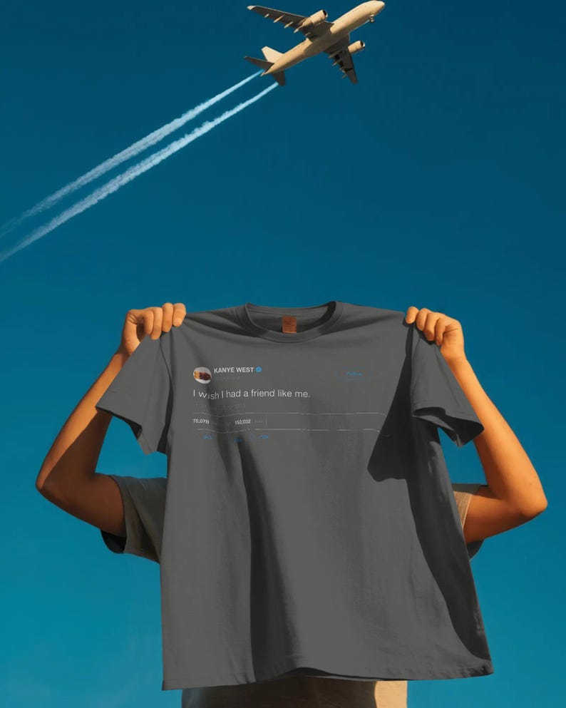Pu&ograve; includere: Una maglietta grigia con la scritta "I wish I had a friend like me" e un post in stile Twitter attribuito a Kanye West. Un aereo vola in un cielo azzurro brillante.