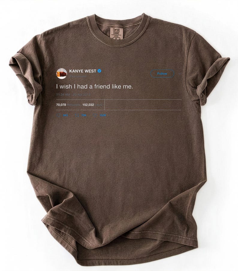 Pu&ograve; includere: T-shirt marrone con un post sui social media stampato di Kanye West. Il testo recita "I wish I had a friend like me." La maglietta ha un girocollo e maniche corte, con maniche arrotolate.
