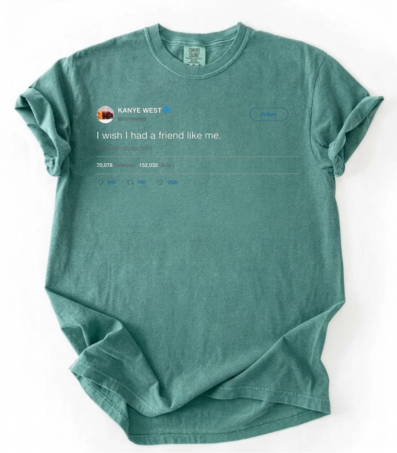 Pu&ograve; includere: Una maglietta color verde acqua con un post di Twitter stampato di Kanye West. Il post recita: "I wish I had a friend like me". La maglietta ha maniche arrotolate e girocollo.