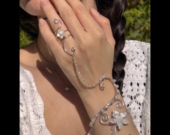 シルバーフラワーブレスレット、フェアリーコアリストリングチェーンカフ、ホワイトフローラルスレーブブレスレット、ファンタジックなブライダルアクセサリー、彼女へのギフト
