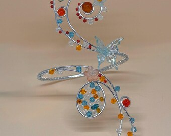 虹色に輝く蝶の腕輪と花、フェアリーコア風上腕ブレスレット、魔法の庭園ジュエリー、風変わりなアクセサリー