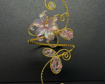 手作りのピンクの花の腕輪、金色のワイヤーで巻かれた調節可能な腕輪、妖精の花の腕輪、エルフのアクセサリー、花のジュエリー