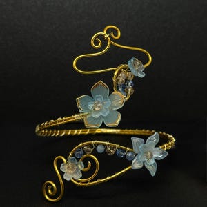 Brazalete floral envuelto en alambre dorado, flores acrílicas de jardín de hadas, brazalete nupcial élfico