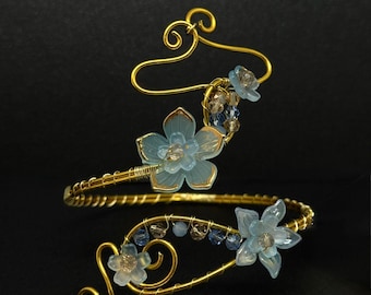 Brazalete floral envuelto en alambre dorado, flores acrílicas de jardín de hadas, brazalete nupcial élfico