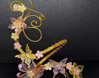 ゴールドの蝶とユリの二の腕カフ、虹色に輝くピンクと黄色の花柄アームレット、森の妖精の二の腕ブレスレット、彼女へのギフト