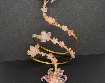 虹色に輝くユリのゴールドアームカフ、花柄のフェアリーコアブレスレット、ピンクの花のアームレット、気まぐれな春のアクセサリー、手作りの調節可能なジュエリー
