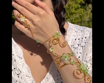 ゴールドのエルフの手の花のブレスレット、フェアリーコアのリストリングアクセサリー、グリーンの花のカフ、コテージコア、彼女へのギフト