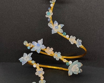 虹色に輝くユリのゴールドアームカフ、花柄のフェアリーコアブレスレット、青い花の腕輪、気まぐれな春のアクセサリー、手作りの調節可能なジュエリー