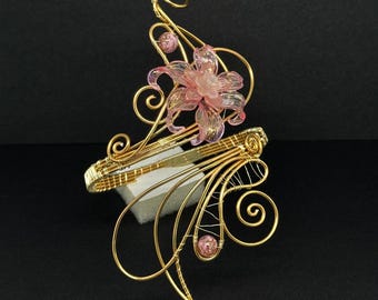 手作りの金線ピンクのユリのアームカフ、エルフのファンタジーフローラルバングル