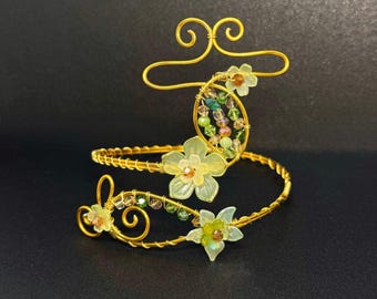 ゴールドワイヤーで包まれた花柄のアームカフブレスレット、妖精の庭のアクリルフラワー、エルフのブライダルアームレット