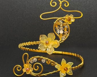 ゴールドワイヤーで包まれた花柄のアームカフブレスレット、妖精の庭のアクリルフラワー、エルフのブライダルアームレット
