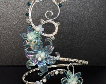 Bracciale da braccio con giglio blu iridescente, bracciale fairycore argentato, bracciale floreale stravagante, gioiello fantasy per cosplay, regalo per lei
