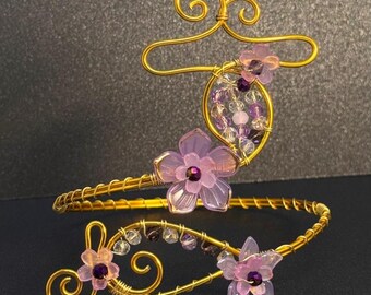 ゴールドワイヤーで包まれた花柄のアームカフブレスレット、妖精の庭のアクリルフラワー、エルフのブライダルアームレット