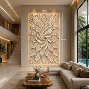 Può includere: Una grande opera d'arte murale rettangolare caratterizzata da un rilievo tridimensionale di foglie vorticose color crema. L'opera è retroilluminata e misura 130 cm di larghezza per 200 cm di altezza, montata su una parete neutra.