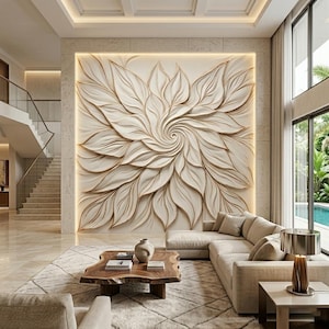 Könnte beinhalten: Eine große, cremefarbene florale Wandskulptur mit einem spiralförmigen Zentrum und geschichteten Blütenblättern. Die Skulptur ist an einer beigefarbenen Wand mit einem warmen Lichtrand angebracht. Der Raum verfügt über ein Ecksofa, einen Holztisch und eine Treppe.