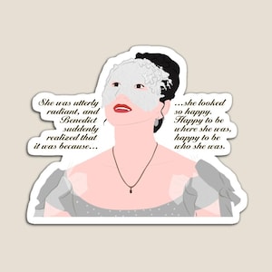 Könnte beinhalten: Ein Magnet mit einer stilisierten Illustration einer Person, die eine weiße Maske und ein graues Kleid trägt. Das Bild enthält Text, der lautet: „Sie war überaus strahlend, und Benedict erkannte plötzlich, dass es daran lag...“ und „...sie so glücklich aussah.“
