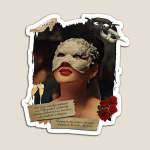 Könnte beinhalten: Ein Magnet mit einer Frau, die eine strukturierte Maske und roten Lippenstift trägt, mit dem Text "Sie war überaus strahlend, und Benedict erkannte plötzlich, dass es daran lag, dass sie so glücklich aussah." und "Glücklich zu sein, wo sie war, glücklich zu sein, wer sie war."