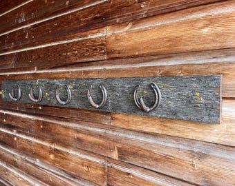 Kapp- och hatthylla i återvunnet bondgårdsträ