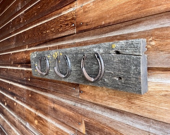 Kapp- och hatthylla i återvunnet bondgårdsträ