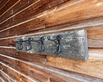 Kapp- och hatthylla i återvunnet bondgårdsträ