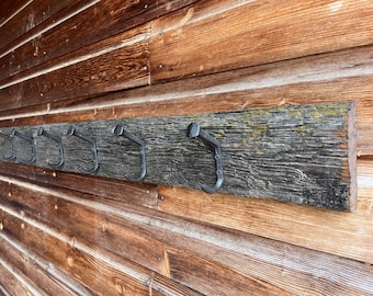 Kapp- och hatthyllor i återvunnet ladugårdsträ