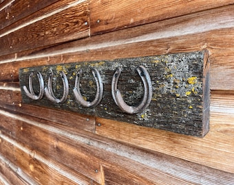 Kapp- och hatthylla i återvunnet bondgårdsträ