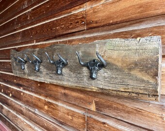 Kapp- och hatthylla i återvunnet bondgårdsträ