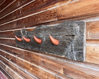 Kapp- och hatthylla i återvunnet bondgårdsträ