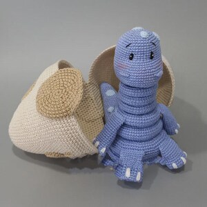 Baby Dino in der Eierschale mit Häkelanleitung, Amigurumi Dinosaurier Dekoration fürs Kinderzimmer, Ringturm Anleitung