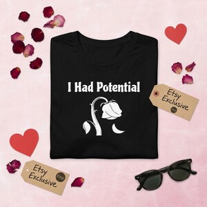 Maglietta unisex scura con la scritta "I Had Potential Sad Flower"