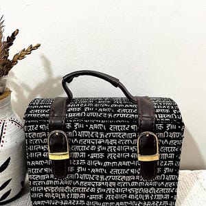 Ręcznie robiona torba-saszetka z napisem dewanagari, wykończenie z ciemnej skóry, torba podróżna w stylu boho