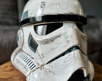 Elmetto da soldato fantascientifico usurato dalla battaglia, accessorio per cosplay stampato in 3D con effetto invecchiato.